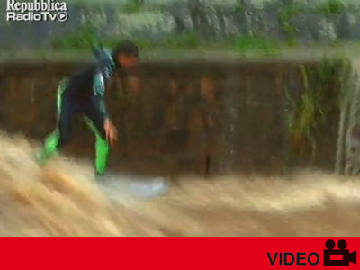 Σερφάροντας… στις πλημμύρες Σερφάροντας… στις πλημμύρες