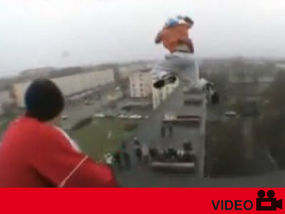 Πηδώντας από κτίριο σε κτίριο Πηδώντας από κτίριο σε κτίριο