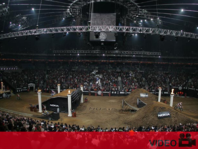 Το πρώτο «back flip» με δύο αναβάτες Το πρώτο «back flip» με δύο αναβάτες