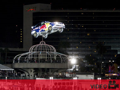 Ρεκόρ άλματος με αυτοκίνητο πάνω από θάλασσα