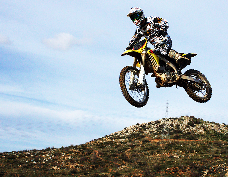 Ο Θοδωρής Ζερβός οδηγεί και… πετάει με Kawasaki KXF 450 και Suzuki RMZ 250