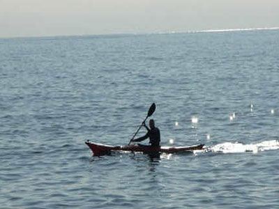 Τα κύματα τον έβγαλαν σε άλλη παραλία!