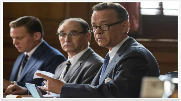 Ο Στίβεν Σπίλμπεργκ και ο Τομ Χανκς διασχίζουν τη «Γέφυρα των Κατασκόπων»