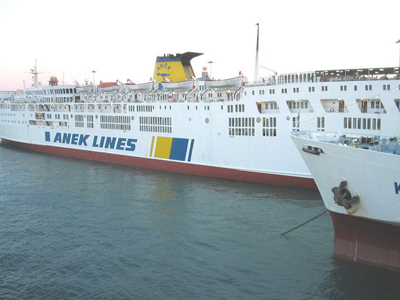 «Κατεβάζουν» την Ελληνική σημαία