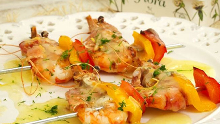 Σε 15′ μόνο: Γαρίδες σουβλάκι με σάλτσα βουτύρου και λεμονιού