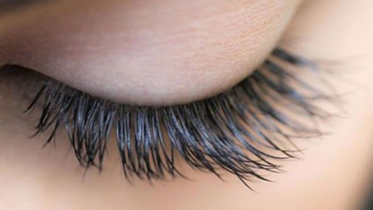 Το κόλπο για να δείξουν οι βλεφαρίδες σας μεγαλύτερες χωρίς μάσκαρα!