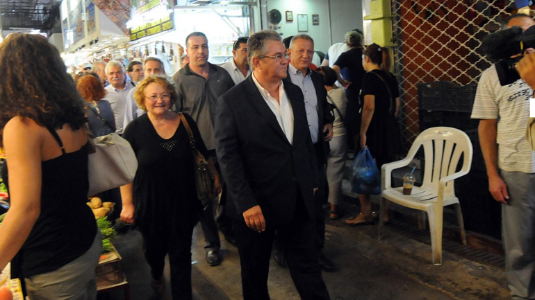 Ο Δ. Κουτσούμπας και στελέχη του κόμματος με... χαλαρή διάθεση