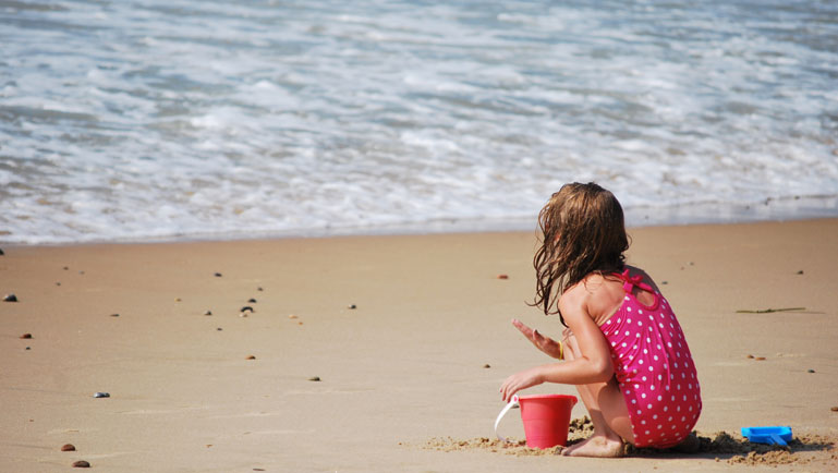 Όσα πρέπει να περιέχει η τσάντα του παιδιού σας για την παραλία