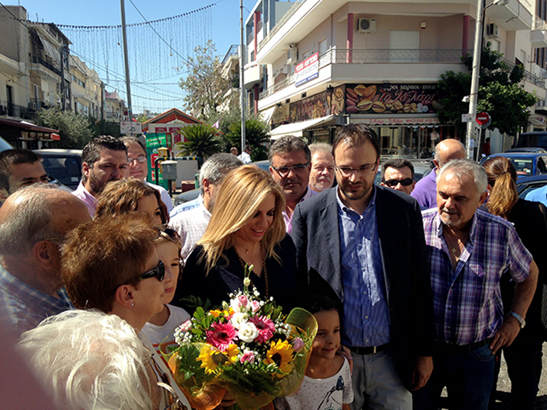 Μια ανθοδέσμη για τη Φώφη Γεννηματά