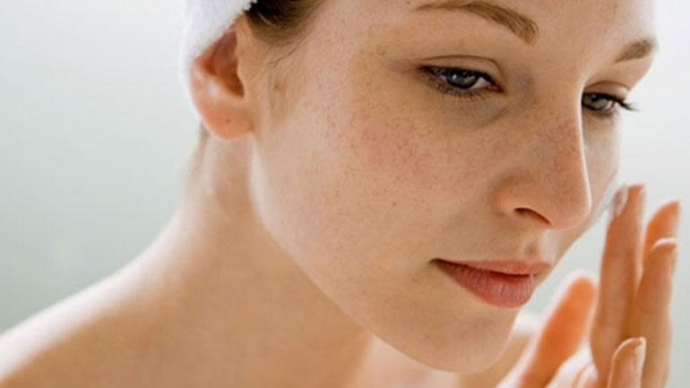 Πώς θα απομακρύνετε εύκολα τα μαύρα στίγματα από το πρόσωπό σας