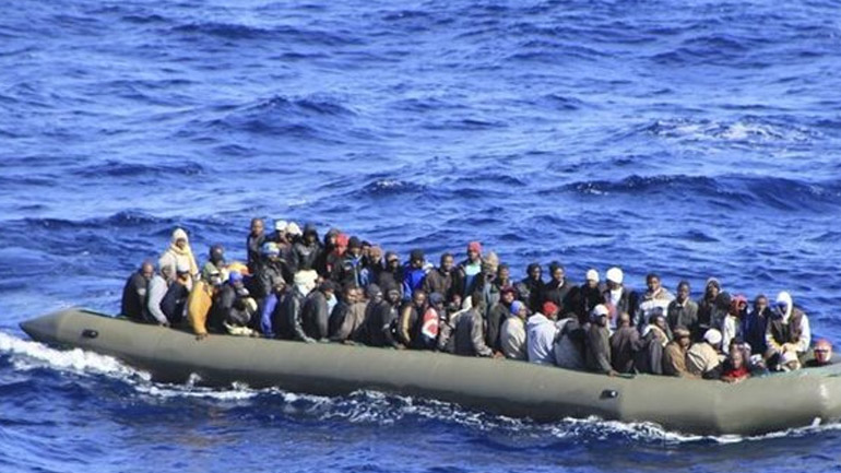 SOS από πλοιάριο με 300 μετανάστες στη Μεσόγειο SOS από πλοιάριο με 300 μετανάστες στη Μεσόγειο