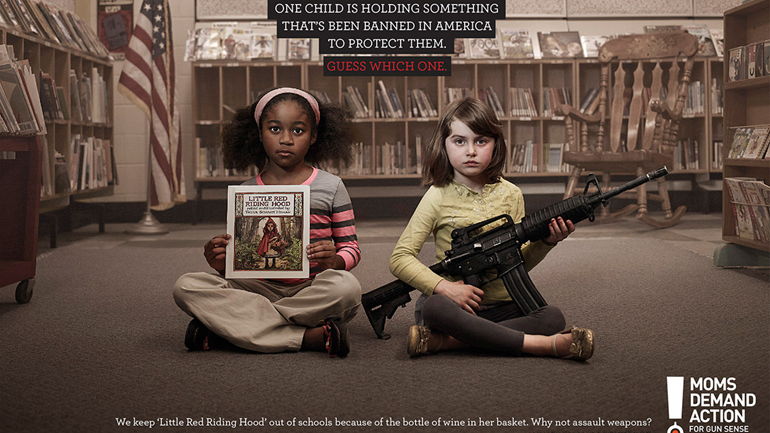 Washington Post: Κάθε εβδομάδα νήπια σκοτώνονται, τραυματίζονται ή σκοτώνουν, παίζοντας με όπλο