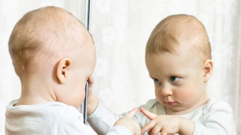 Όταν τα μωρά βλέπουν τον εαυτό τους στον καθρέφτη