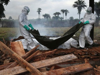 ΠΟΥ: Μειώνει την εκτίμηση για τον αριθμό των νεκρών από έμπολα