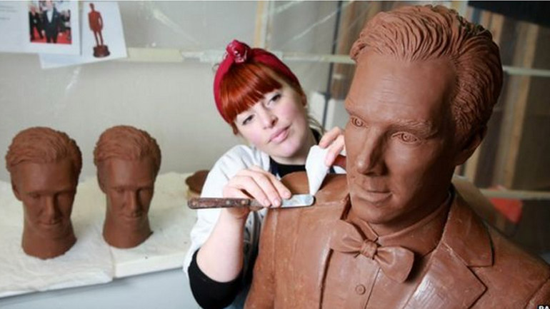 Άγαλμα του τηλεοπτικού «Σέρλοκ» φτιαγμένο από… βελγική σοκολάτα!