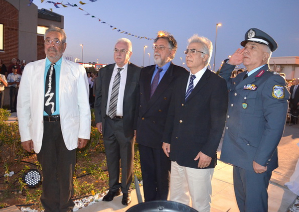 Ο γλύπτης του μνημείου Γιάννης Μπάρδης, Ο Αντιπρόεδρος των Βραβείων G. Sciacca και ιδιωτικός ερευνητής Γιώργος Τσούκαλης, ο  τέως αναπληρωτής υπουργός εσωτερικών και διοικητικής ανασυγκρότησης Γιάννης Πανούση , ο αναπληρωτής υπουργός εσωτερικών και διοικητικής ανασυγκρότησης Αντώνης Μακρυδημήτρης και ο Αρχηγός Ελληνικής αστυνομιας αντιστρατηγος Δημητριος Τσακνάκης 