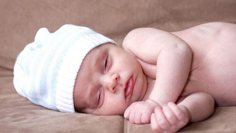 Μην αφήνετε τα παιδιά σας να κοιμούνται στον καναπέ!