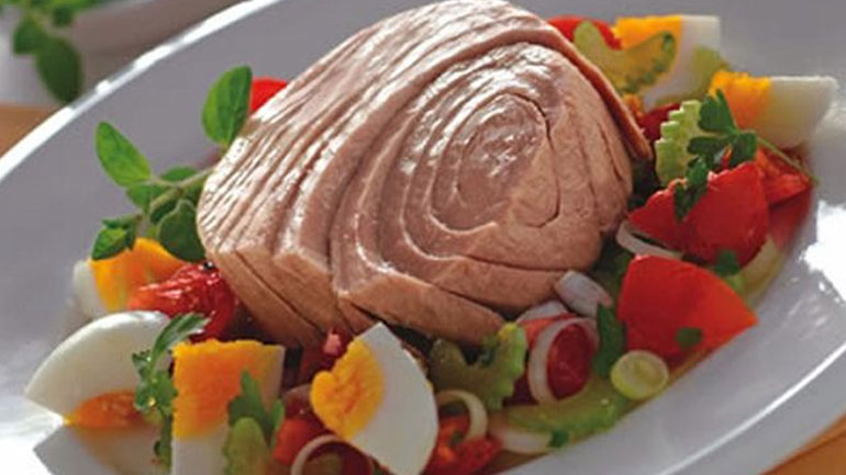 Tόνος με μαριναρισμένες ντομάτες και αβγά