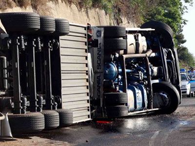 Ανετράπη νταλίκα με χημικά στην Εγνατία