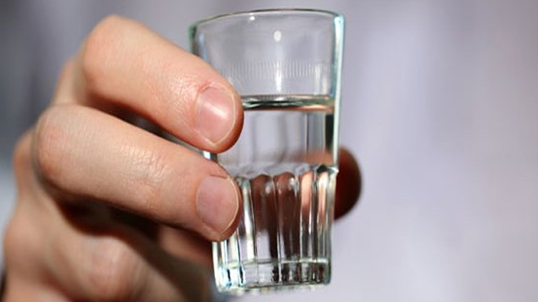 Οι τέσσερις ασυνήθιστοι τρόποι για να χρησιμοποιήσεις τη βότκα στην ομορφιά σου!