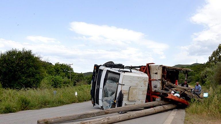 Ανετράπη φορτηγό στην Ε.Ο. Αθηνών-Κορίνθου