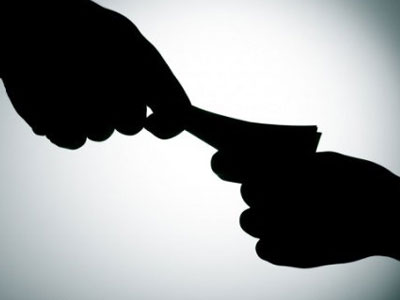 Πολιτικός μηχανικός και υπάλληλος δήμου ζητούσαν χρήματα για να διαγράψουν πρόστιμο