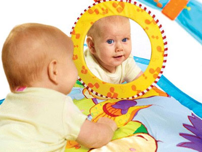 Tι βλέπουν τα μωρά στον καθρέφτη;