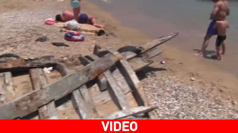 Στην παραλία εκβράστηκε το κουφάρι του πλοίου από το ναυάγιο στη Ρόδο