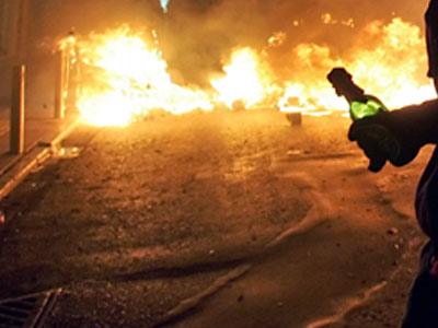 Ένταση και ρίψεις μολότοφ το βράδυ έξω από τη ΔΕΘ