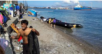 Πρόσφυγες μεταφέρουν τα πράγματά τους από τα πλοιάρια