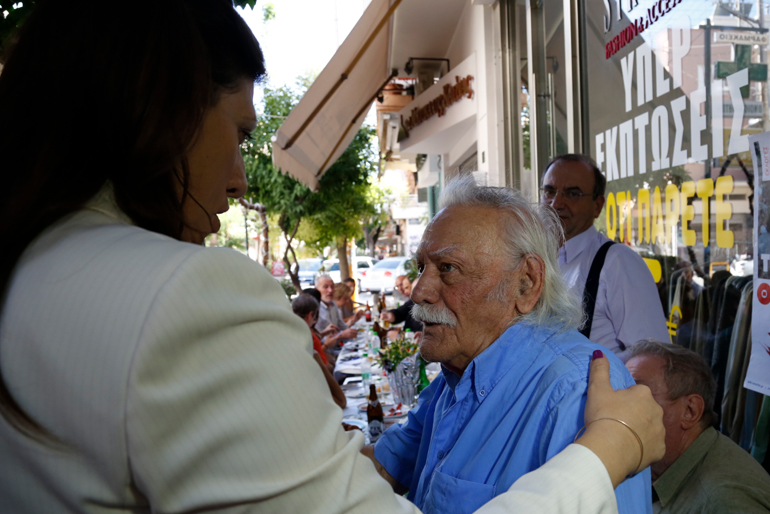 Η Ζωή Κωνσταντοπούλου με το ιστορικό στέλεχος της Αριστεράς Μανώλη Γλέζο