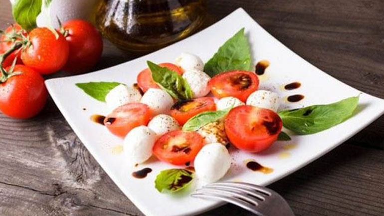 Σαλάτα με ψητά λαχανικά, μοτσαρέλα και σάλτσα βασιλικού απ’ευθείας από την Ιταλία!