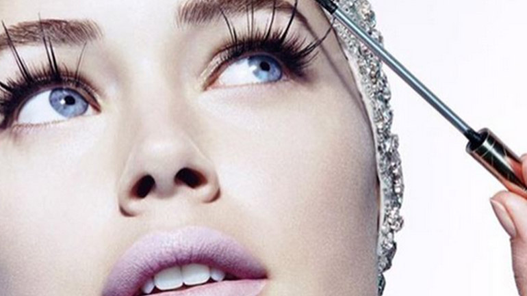 Οι τρεις παρενέργειες των ψεύτικων βλεφαρίδων