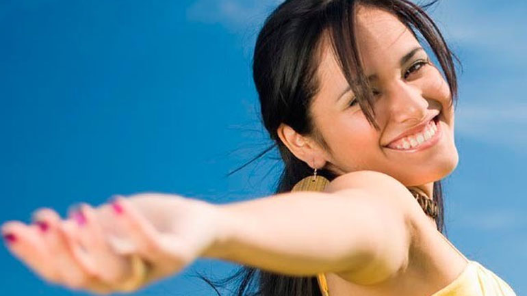 Έρευνα: Οι γυναίκες που είναι ευτυχισμένες έχουν γερά κόκαλα!