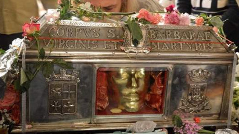 Περίπου 400.000 ευρώ άφησαν οι πιστοί στο σκήνωμα της Αγίας Βαρβάρας Περίπου 400.000 ευρώ άφησαν οι πιστοί στο σκήνωμα της Αγίας Βαρβάρας