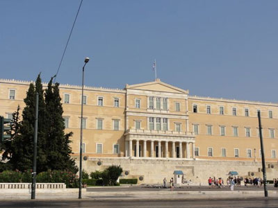 Διαμαρτύρονται… κυβερνώντας