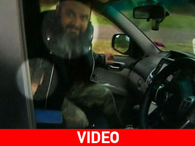 Καρέ-καρέ: Ένοπλος απειλεί καμεραμάν και του κλέβει το αυτοκίνητο