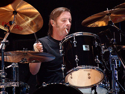 Κατηγορούμενος για συμβόλαιο θανάτου ο ντράμερ των AC/DC