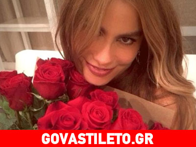 Μια αγκαλιά κόκκινα τριαντάφυλλα για τη Σοφία Βεργκάρα