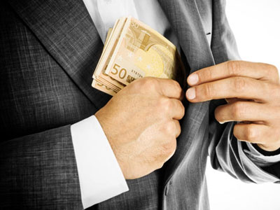 Συμβολαιογράφος και παλαίμαχος ποδοσφαιριστής άρπαζαν χρήματα από λογαριασμούς νεκρών