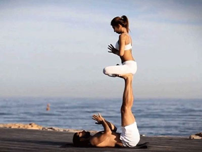 Partner yoga: Στη νέα yoga που πάμε δυο-δυο
