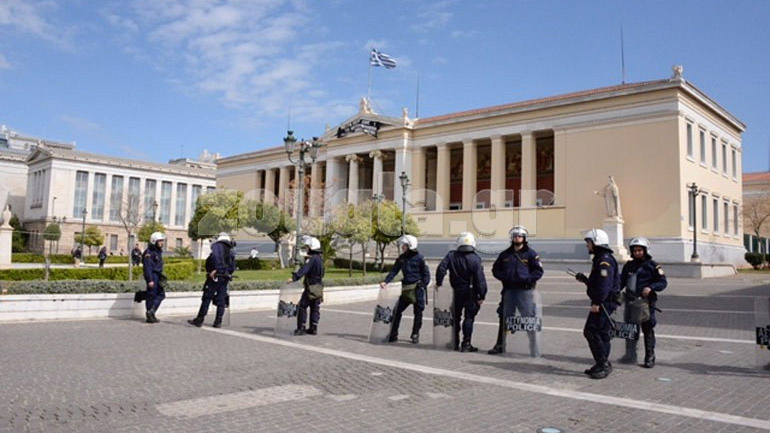 Συνεχίζεται η κατάληψη στο Πανεπιστήμιο Αθηνών Συνεχίζεται η κατάληψη στο Πανεπιστήμιο Αθηνών