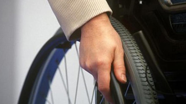 Δουλέμποροι ζητούν 1000 ευρώ για να περάσουν από τα τουρκικά παράλια στην Ελλάδα ένα αναπηρικό καρότσι