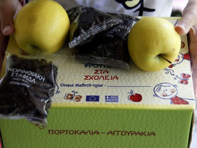 Διανομή φρούτων σε 13 δημοτικά σχολεία