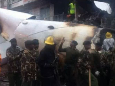 Αεροπλάνο συνετρίβη σε κτήριο στην Κένυα