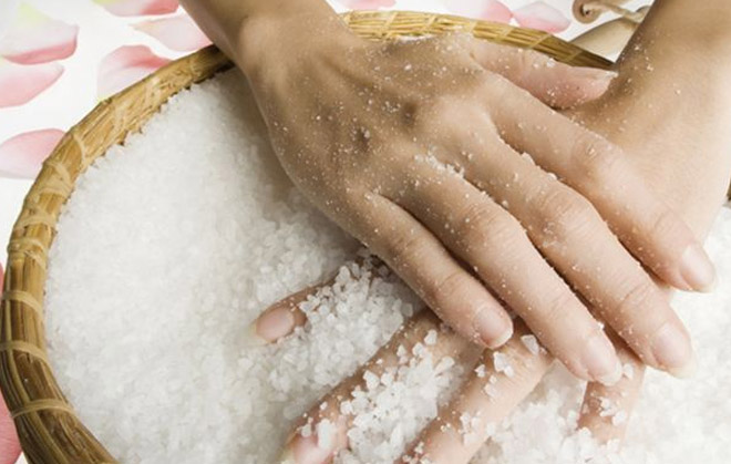 Φτιάξτε τη δική σας μάσκα προσώπου και σώματος με χοντρό αλάτι και μέλι