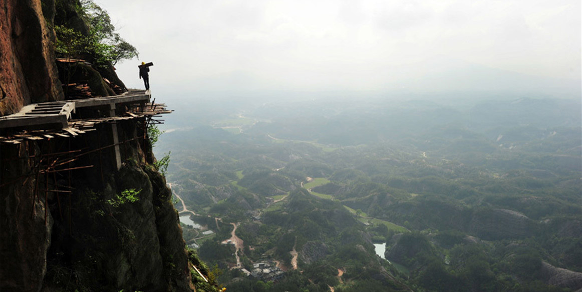 Η ζωή τους σε κίνδυνο για ένα μεροκάματο