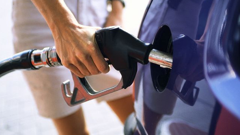 Bloomberg: Οι Έλληνες δίνουν το 3,3% του εισοδήματός τους για αμόλυβδη