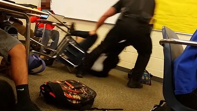 Έρευνα για τις βιαιοπραγίες αστυνομικού κατά Αφροαμερικανής μαθήτριας Έρευνα για τις βιαιοπραγίες αστυνομικού κατά Αφροαμερικανής μαθήτριας