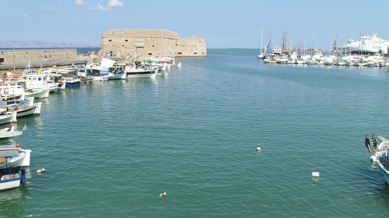 Ηράκλειο: Ταξί «βούτηξε» στο λιμάνι